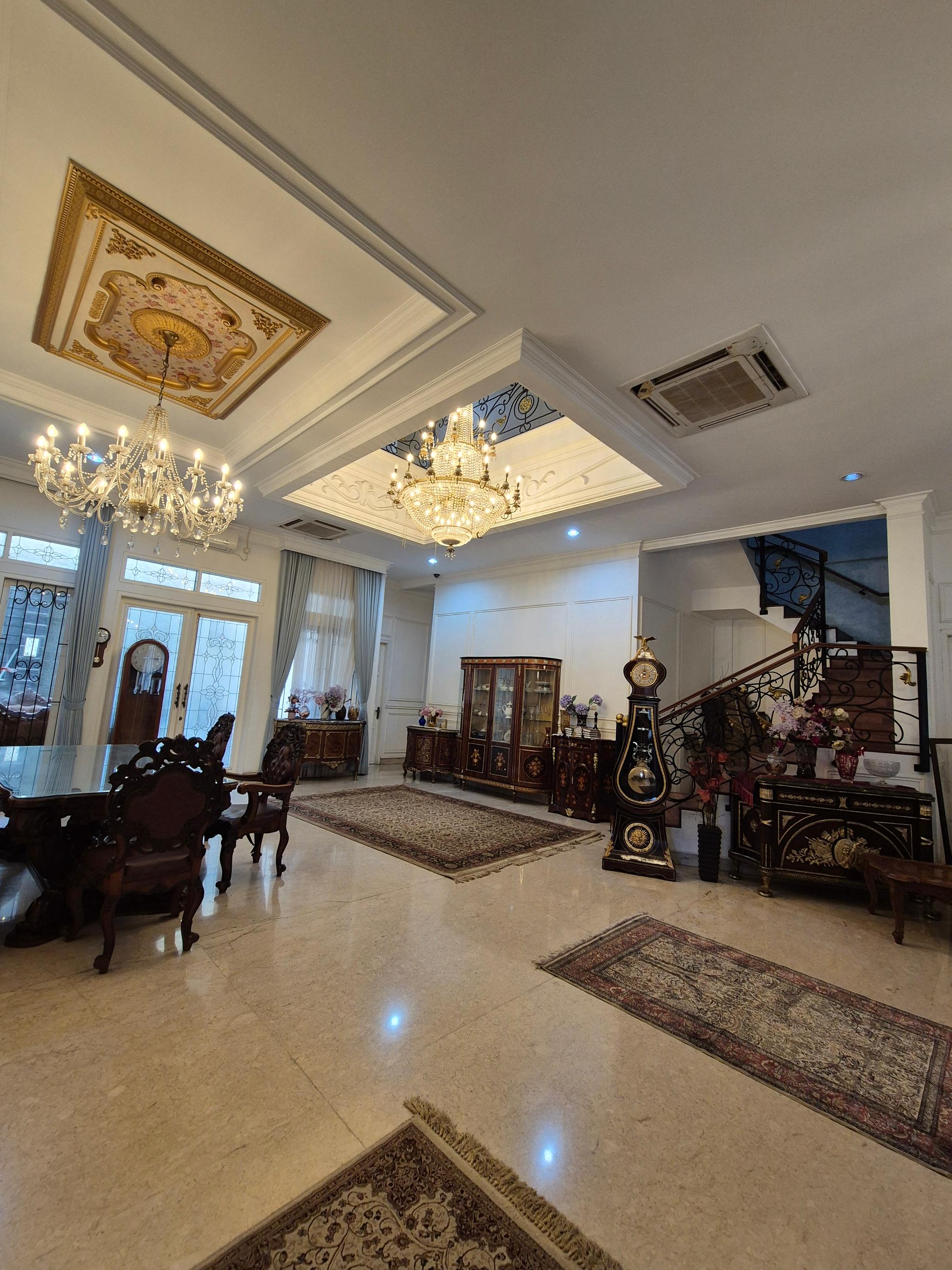 Dijual rumah siap huni 2 lantai posisi hoek di Kebayoran Baru good deal 