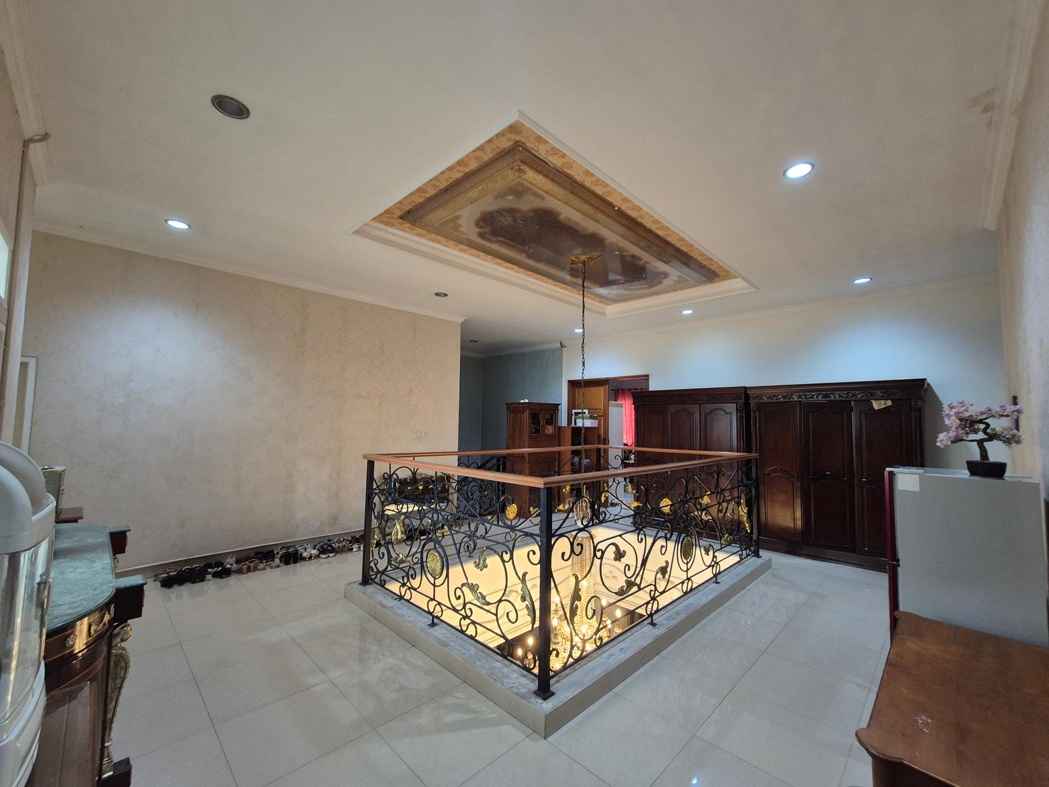 Dijual rumah siap huni 2 lantai posisi hoek di Kebayoran Baru good deal 