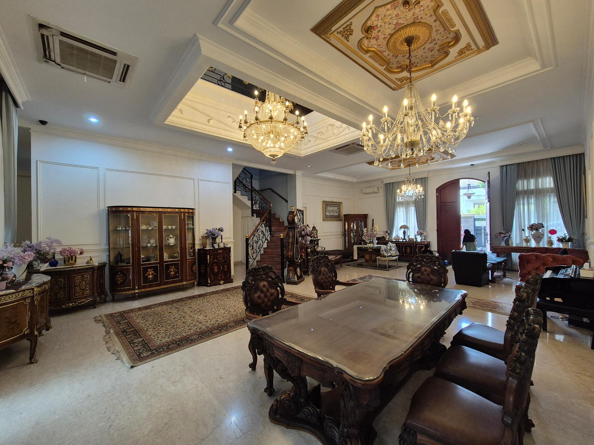 Dijual rumah siap huni 2 lantai posisi hoek di Kebayoran Baru good deal 