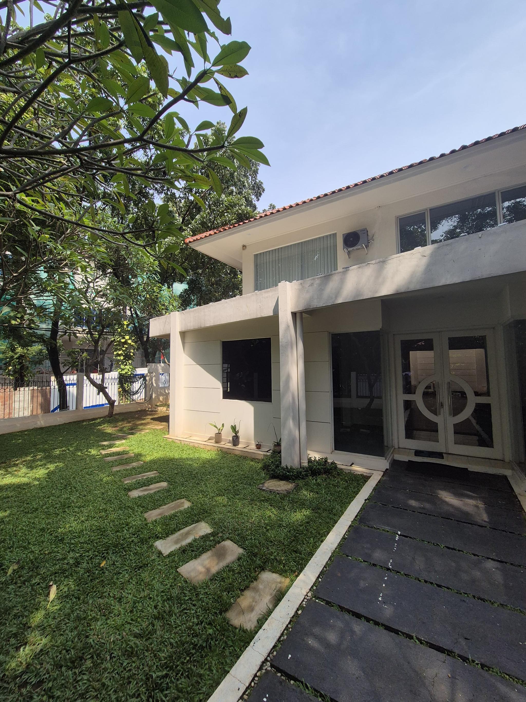 For sale rumah 2 lantai dekat Sency, lokasi prime & strategis