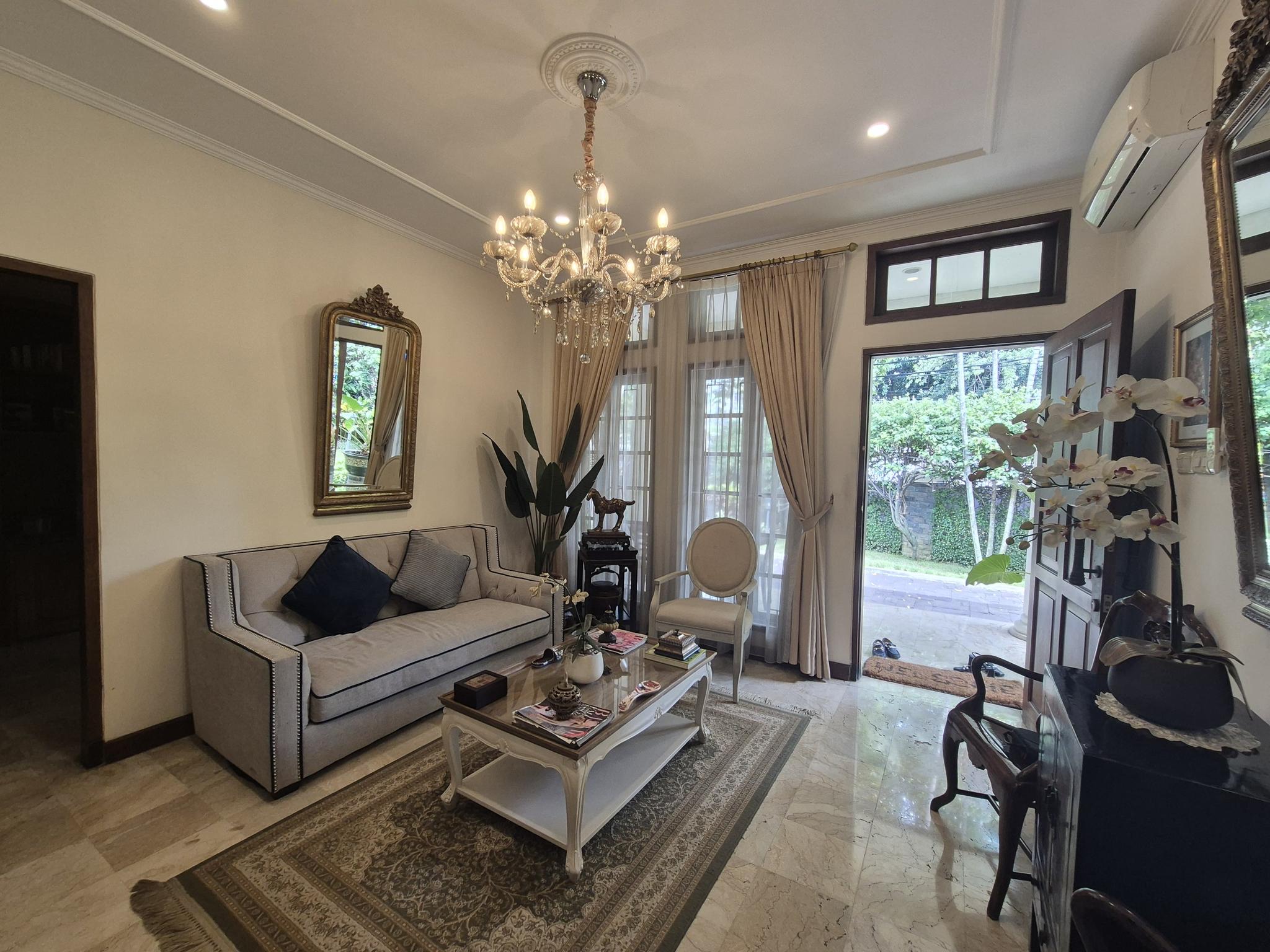 For sale Homey House Kemang dengan private swimming pool