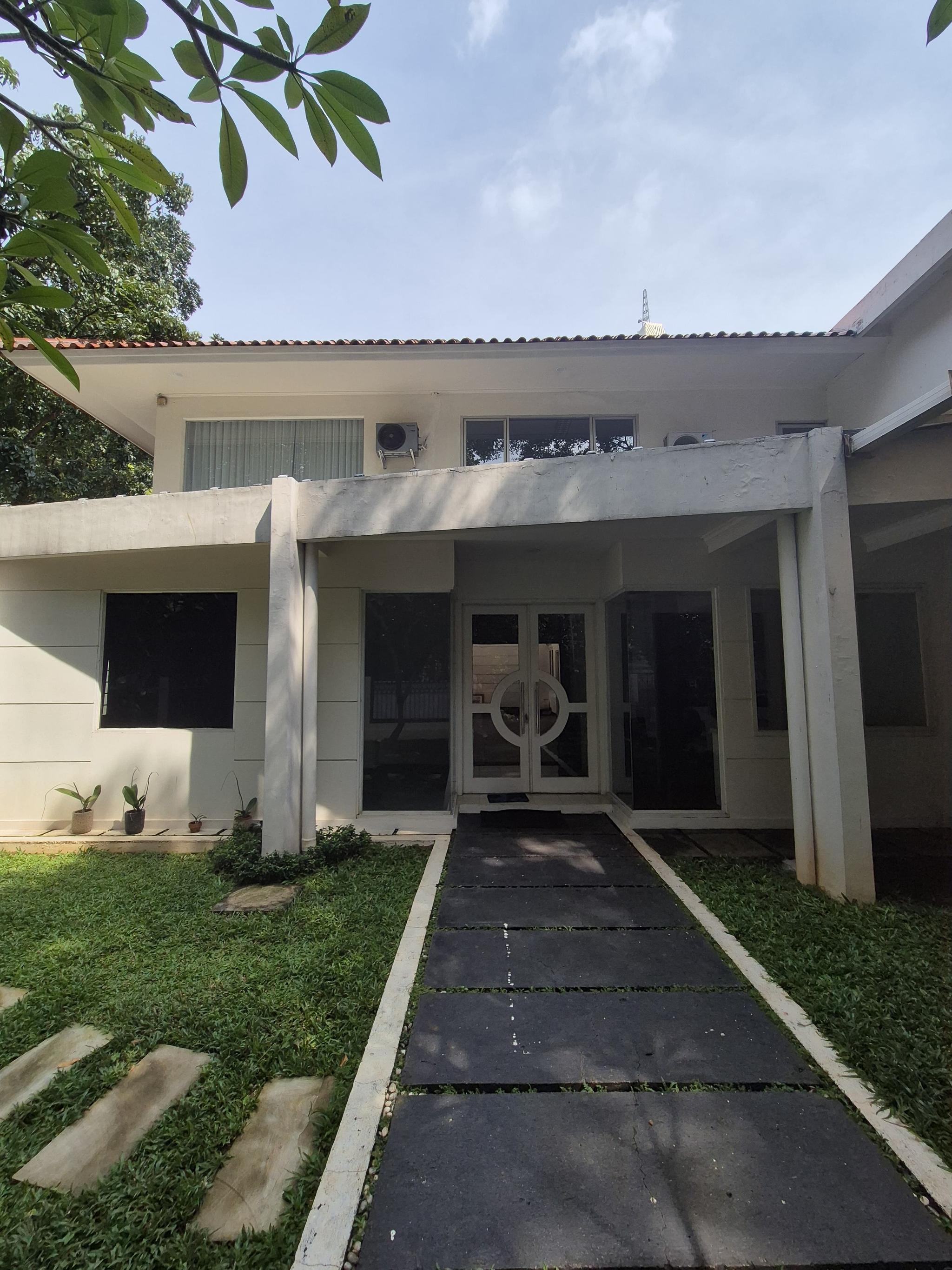 For sale rumah 2 lantai dekat Sency, lokasi prime & strategis
