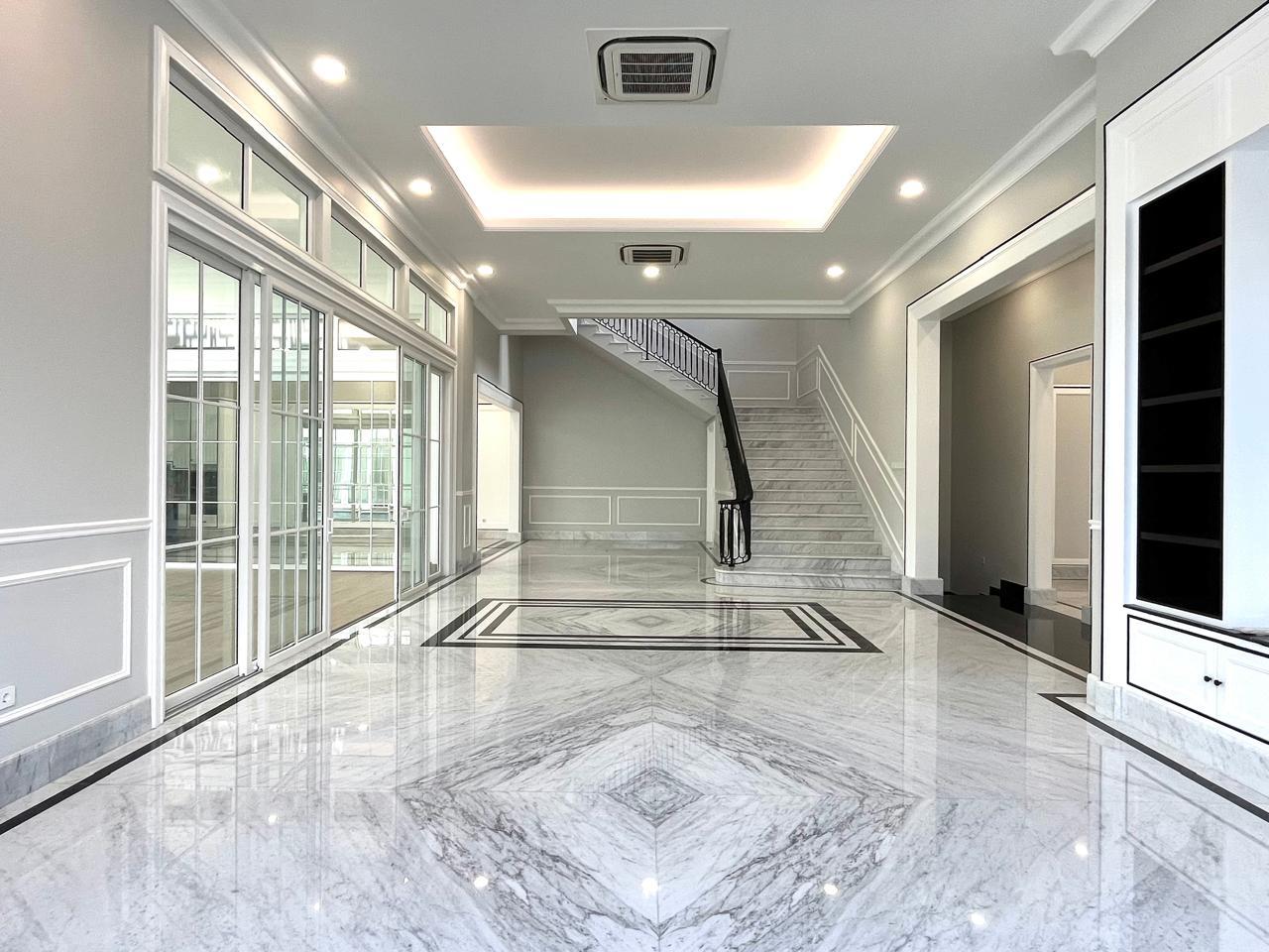 DIJUAL RUMAH MEWAH  BRAND NEW  SEMI FURNISHED MENTENG