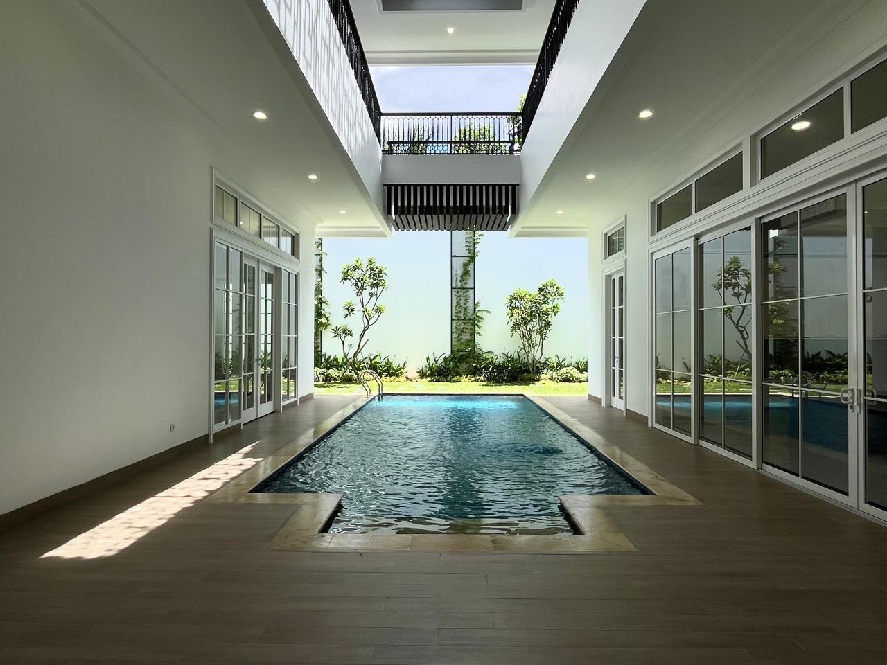 DIJUAL RUMAH MEWAH  BRAND NEW  SEMI FURNISHED MENTENG