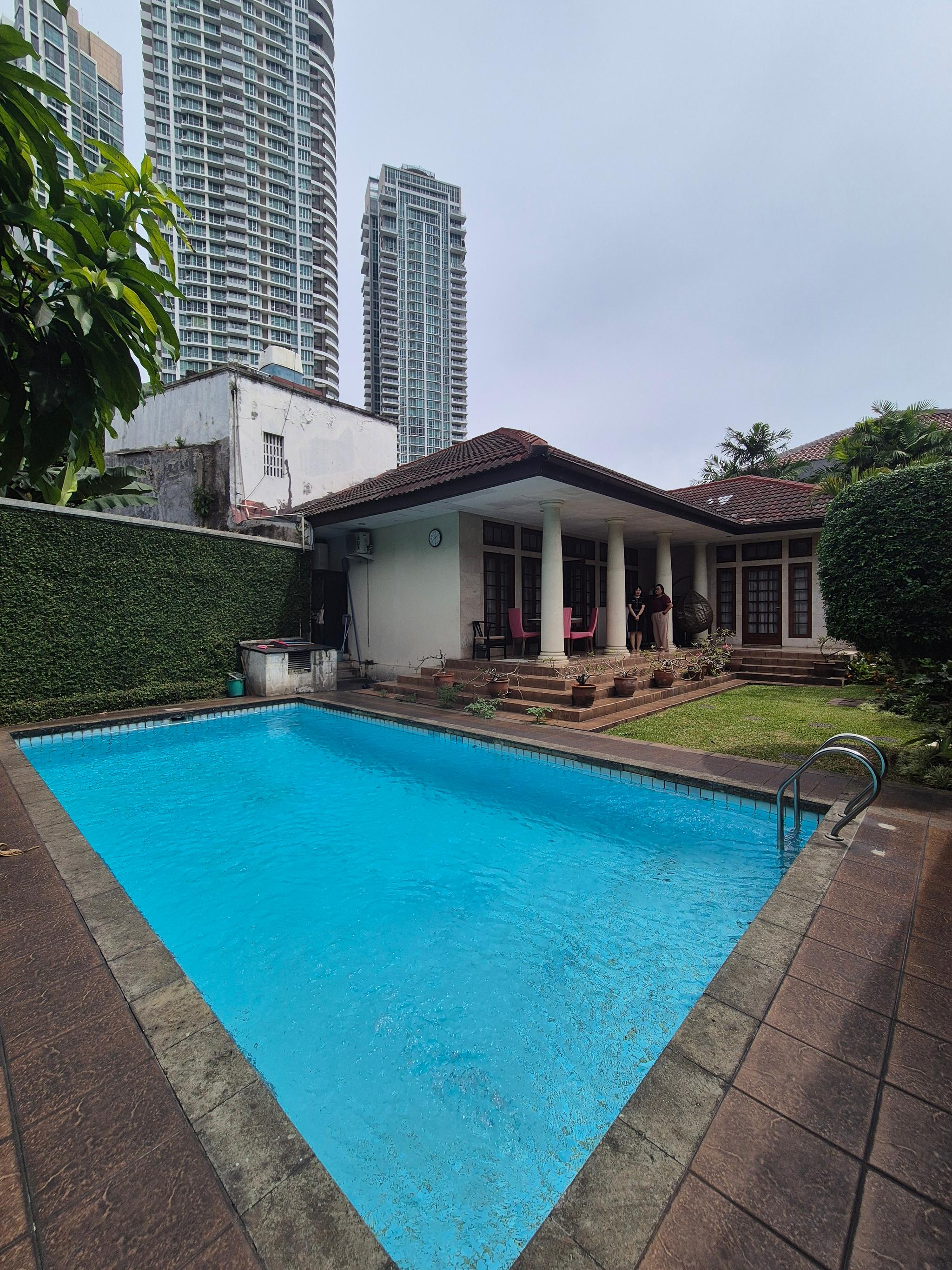 For sale homey house kemang lokasi tenang dengan taman luas dan kolam renang