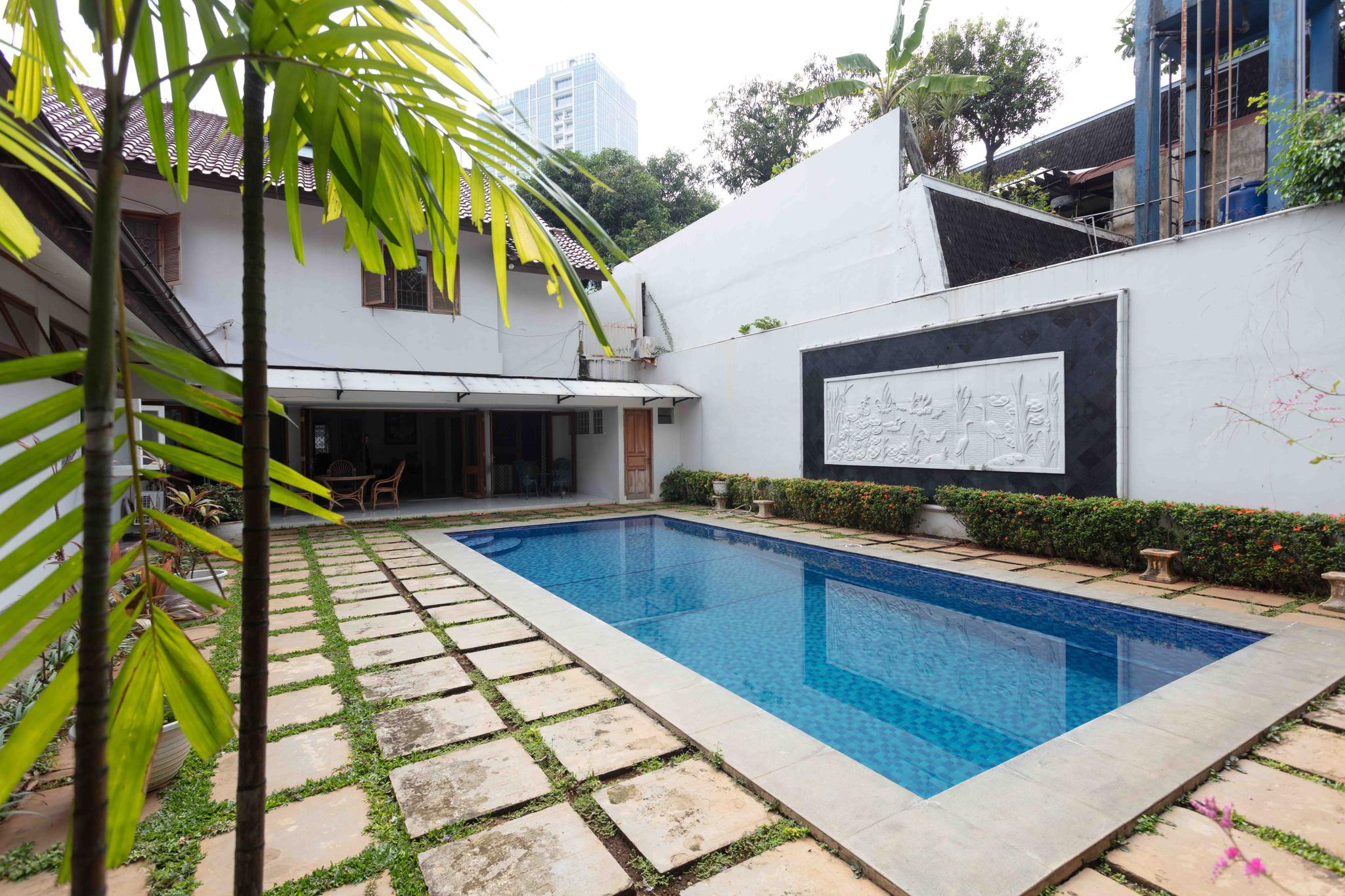 For sale rumah dengan swimming pool & parkiran luas di Kebayoran Baru just renovated 2022