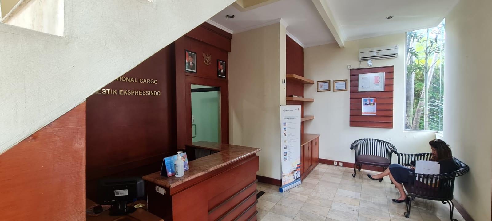 Dijual Ruang Usaha Ex.Kantor & Gudang Prima International Cargo Warung Jati Timur
