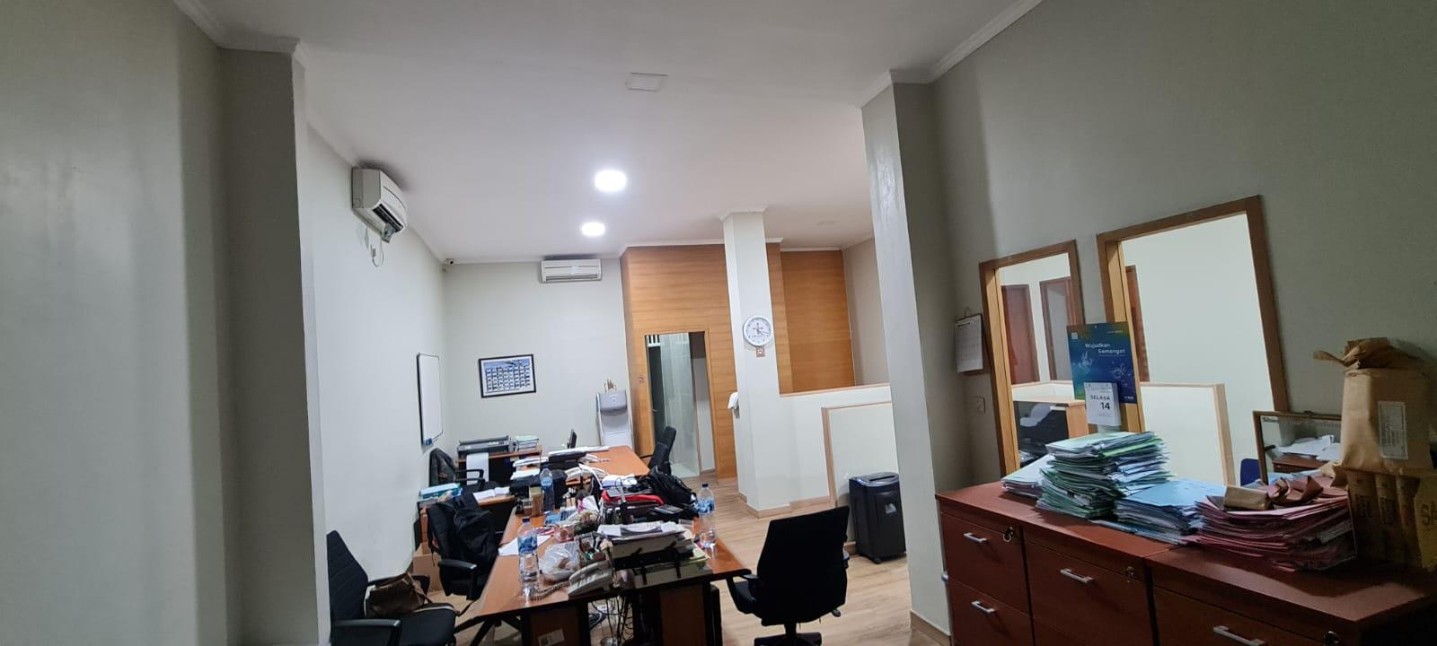 Dijual Ruang Usaha Ex.Kantor & Gudang Prima International Cargo Warung Jati Timur
