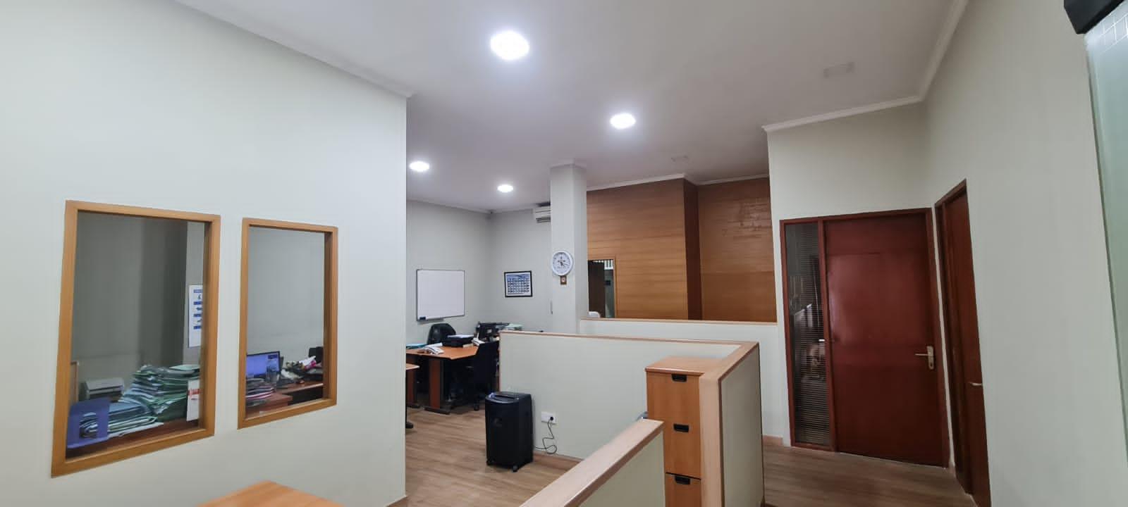 Dijual Ruang Usaha Ex.Kantor & Gudang Prima International Cargo Warung Jati Timur