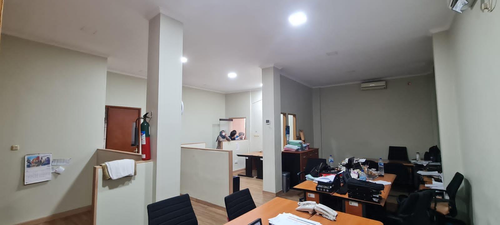 Dijual Ruang Usaha Ex.Kantor & Gudang Prima International Cargo Warung Jati Timur
