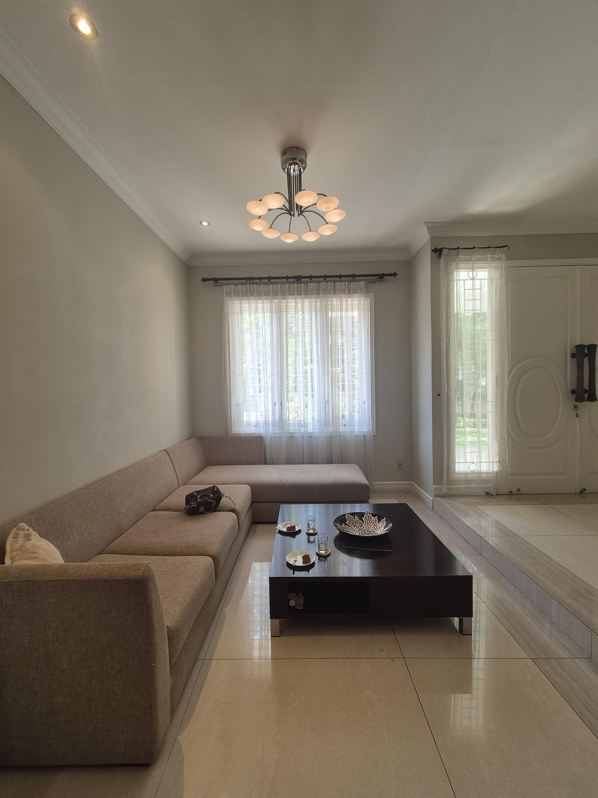 Dijual rumah 2 lt + basement siap huni di Senopati area