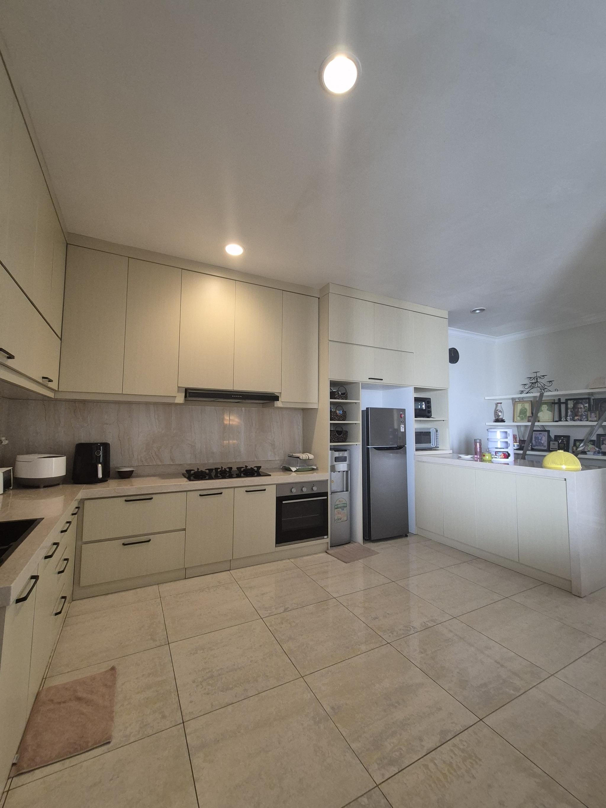 Dijual rumah 2 lt + basement siap huni di Senopati area