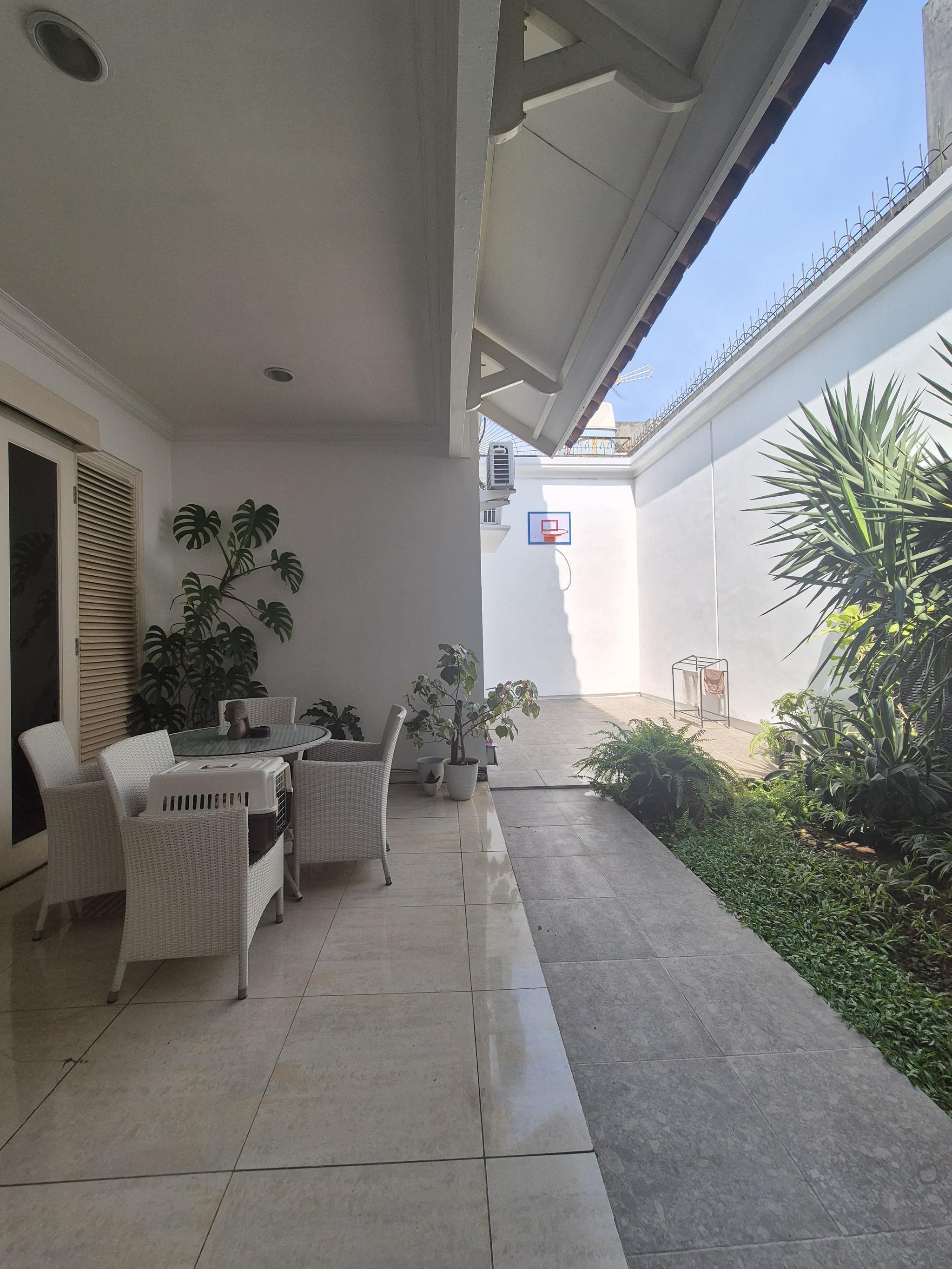 Dijual rumah 2 lt + basement siap huni di Senopati area