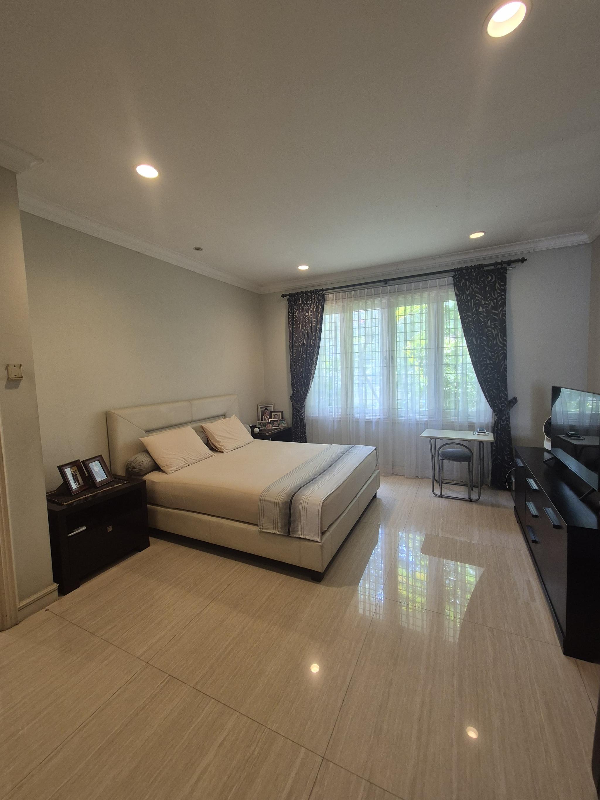 Dijual rumah 2 lt + basement siap huni di Senopati area