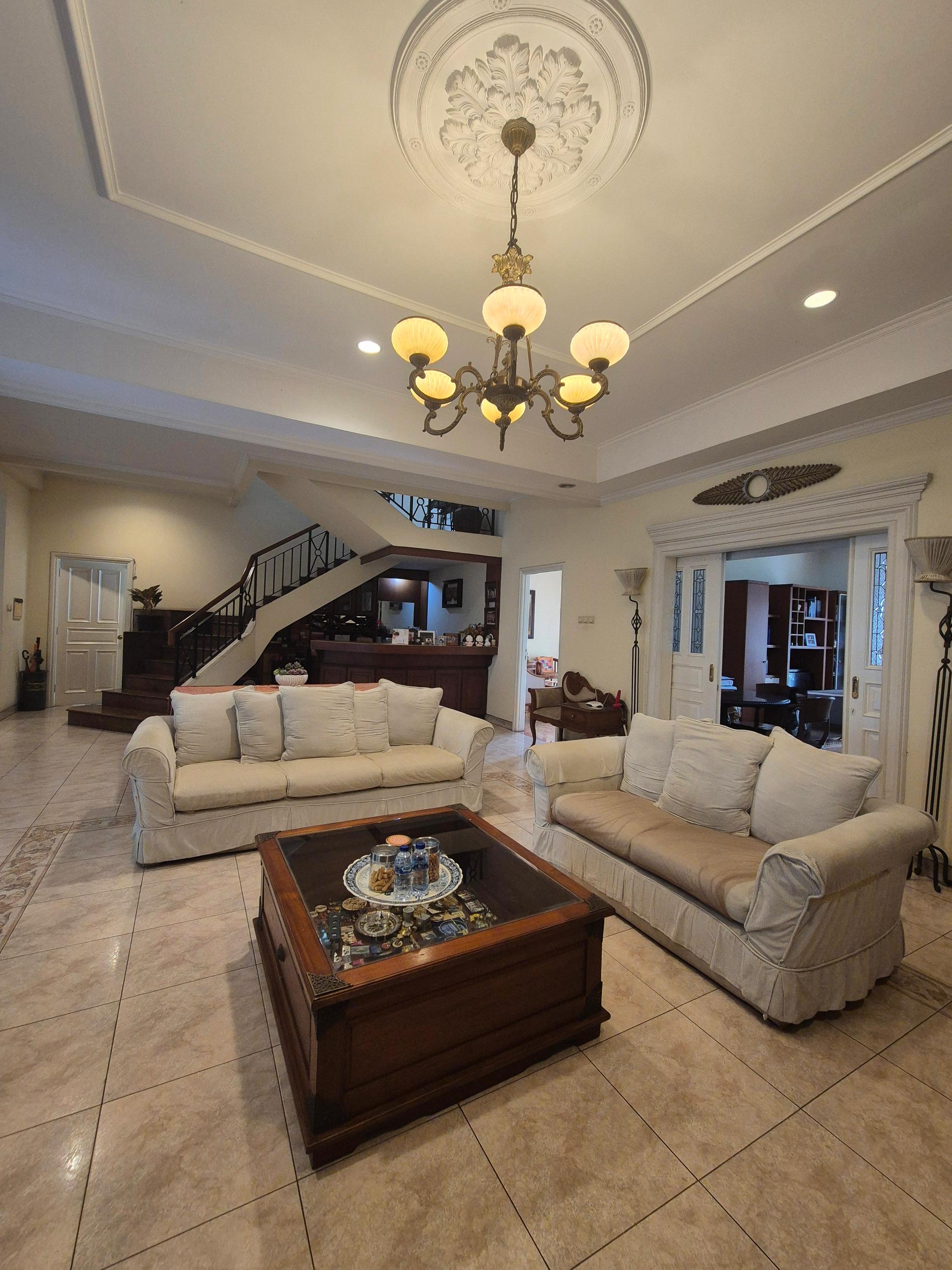 Good deal! Rumah di Senopati area row jalan lebar 