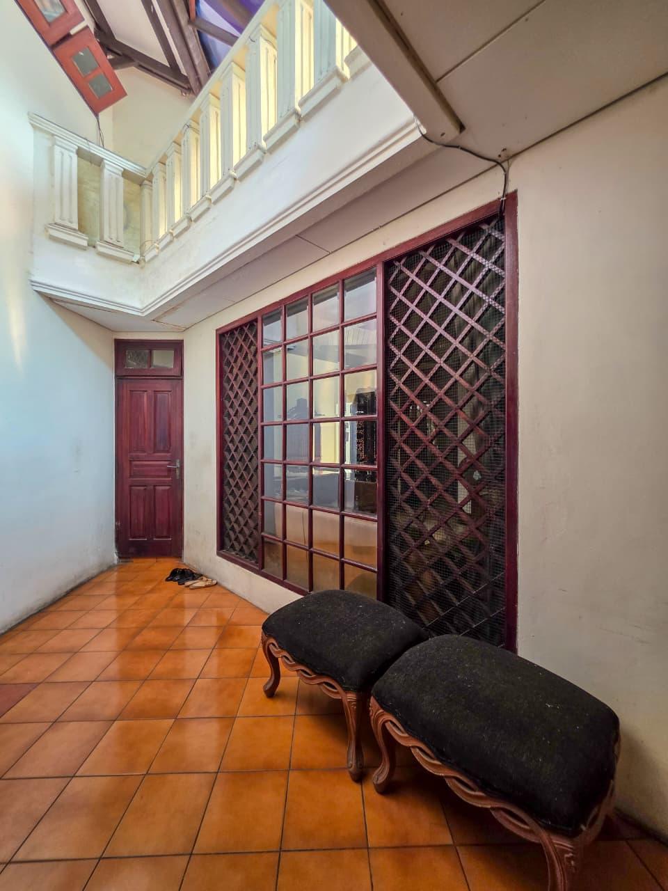 Rumah lama hitung tanah jalan lebar di kebayoran baru 