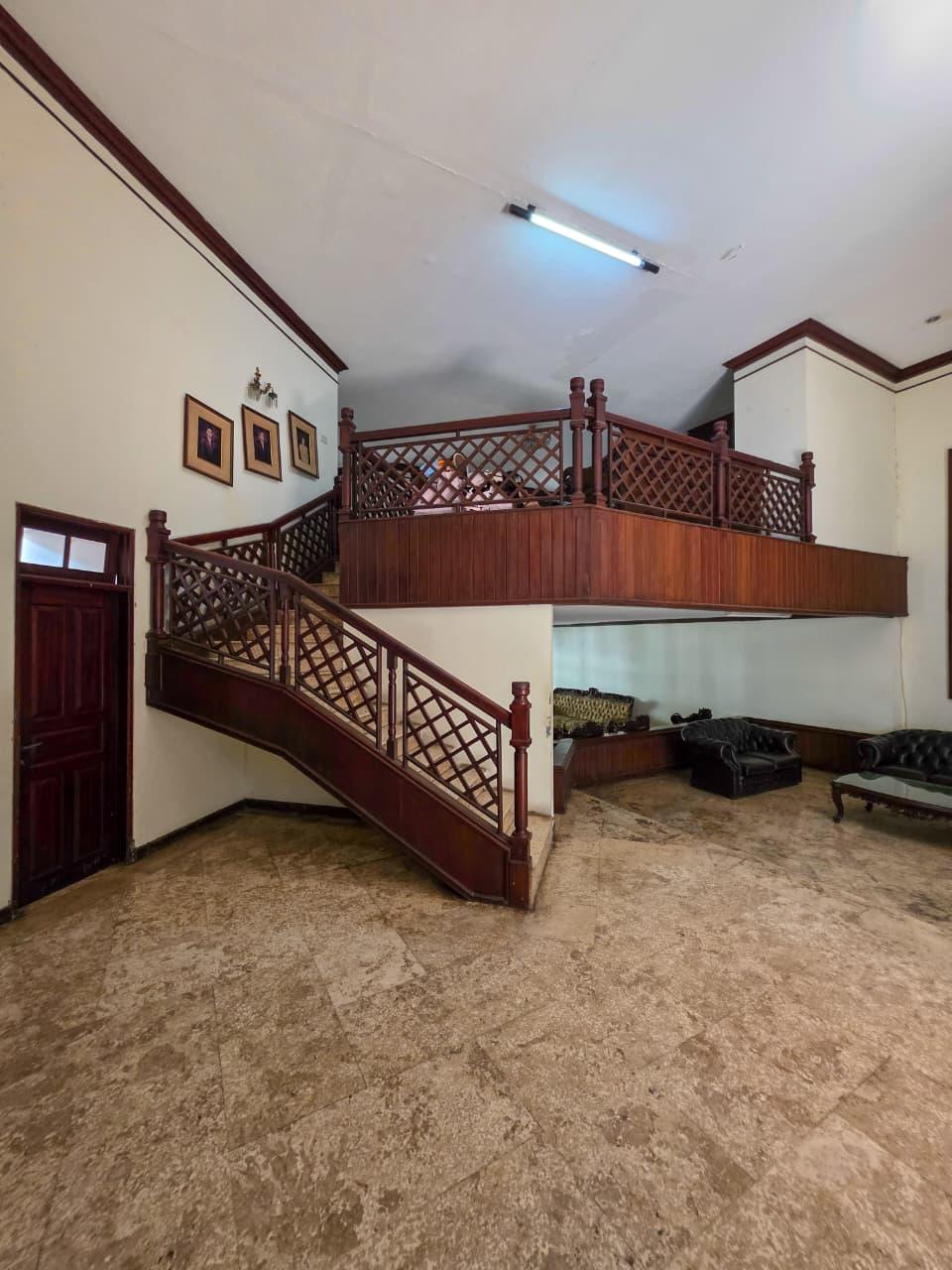 Rumah lama hitung tanah jalan lebar di kebayoran baru 