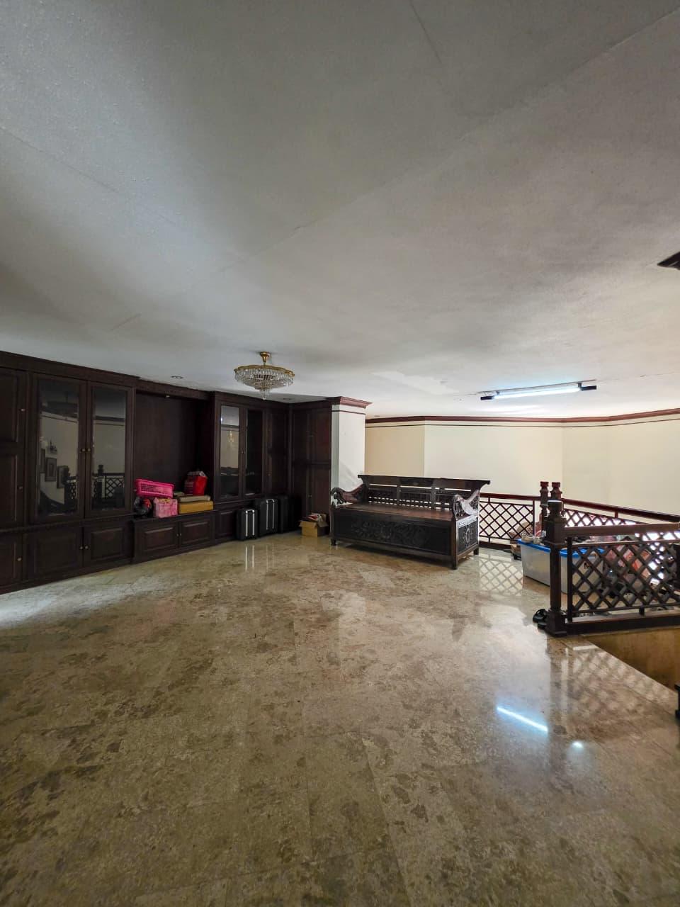 Rumah lama hitung tanah jalan lebar di kebayoran baru 