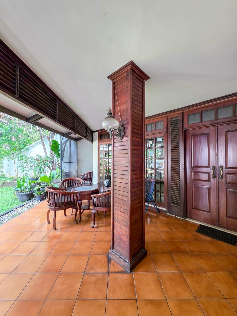 Rumah lama hitung tanah jalan lebar di kebayoran baru 