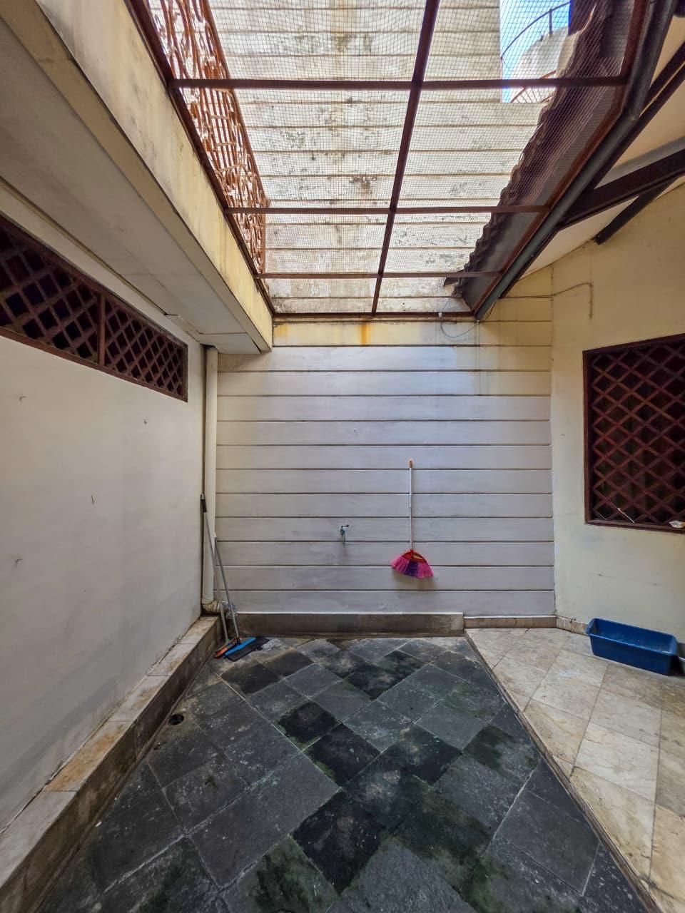 Rumah lama hitung tanah jalan lebar di kebayoran baru 