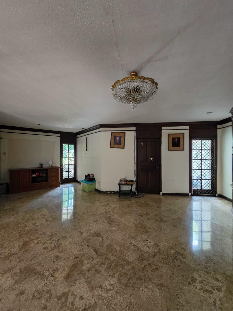 Rumah lama hitung tanah jalan lebar di kebayoran baru 
