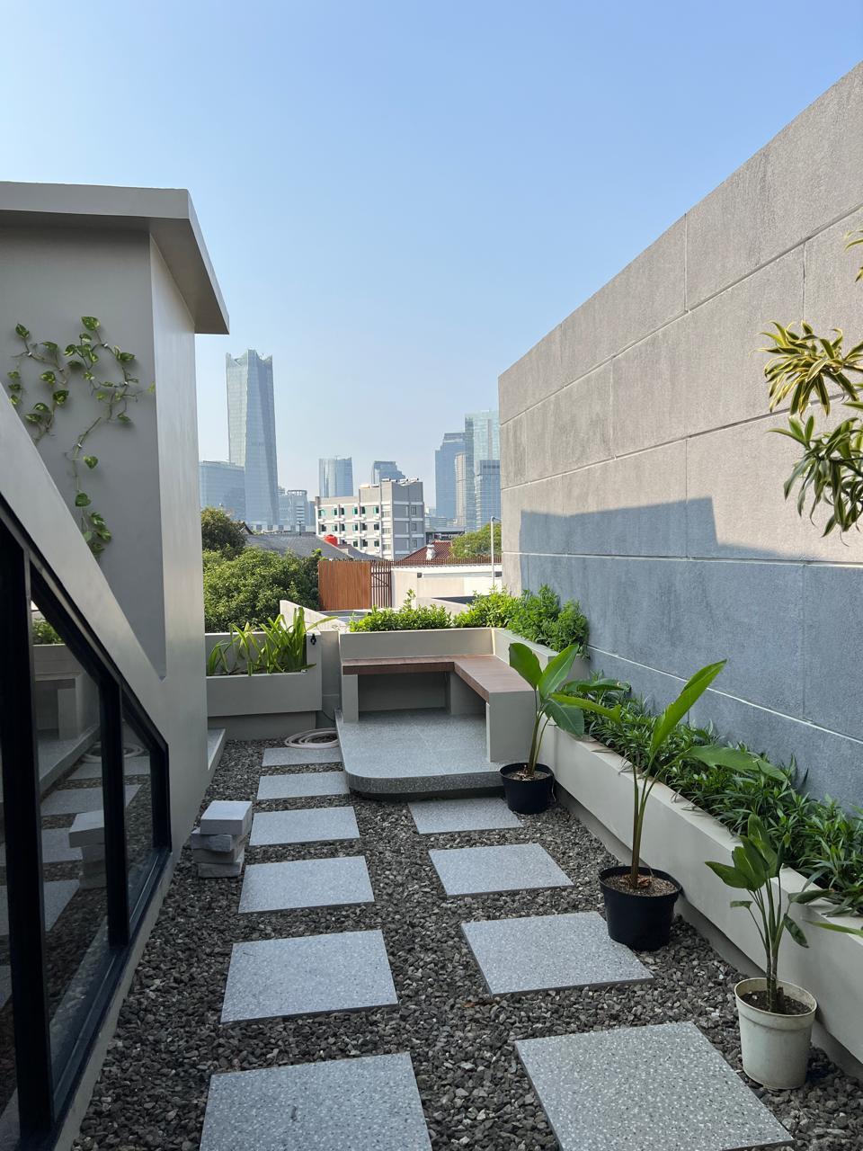 For sale ruko 3 lantai siap pakai di Kebayoran Baru