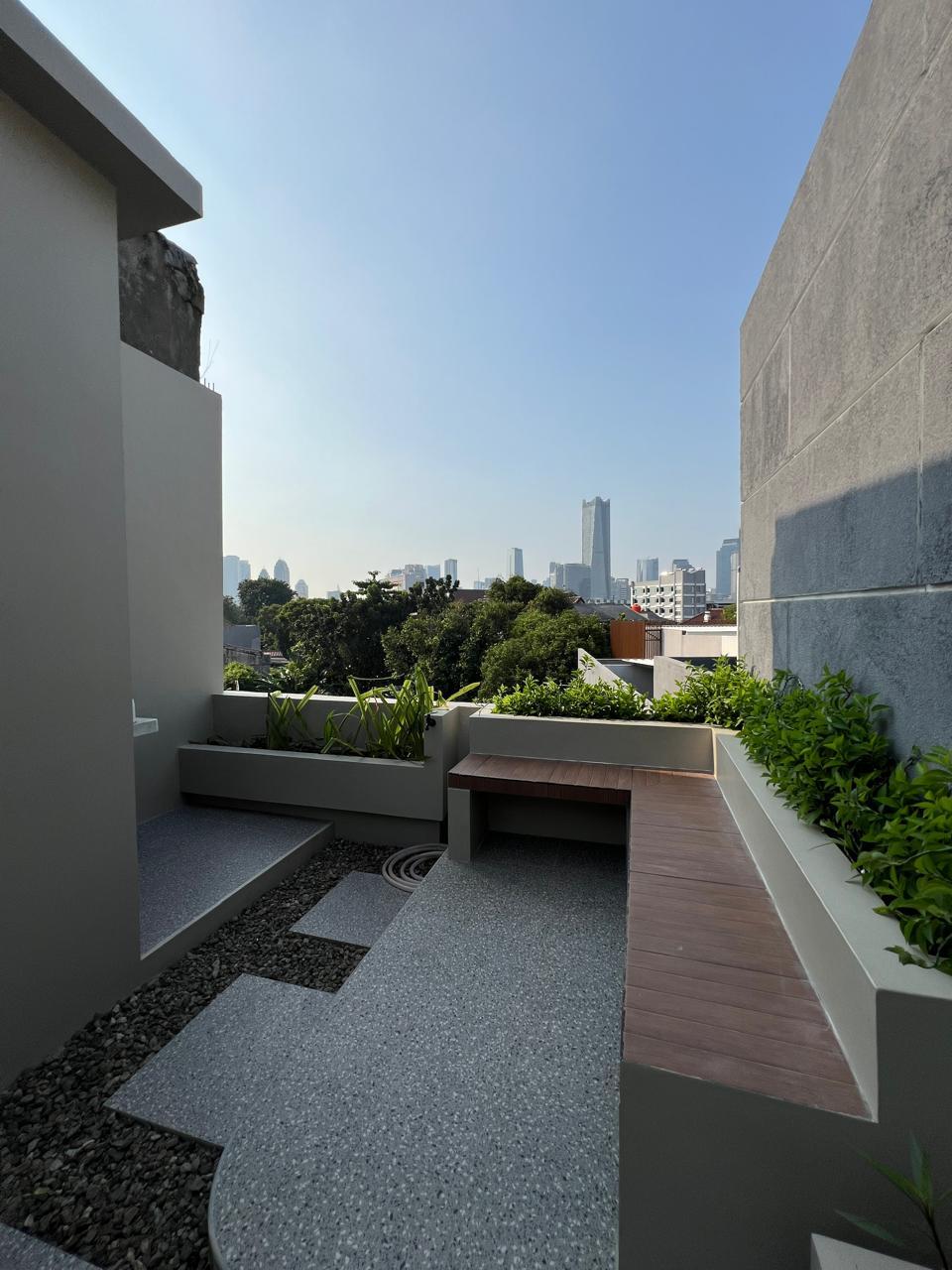 For sale ruko 3 lantai siap pakai di Kebayoran Baru