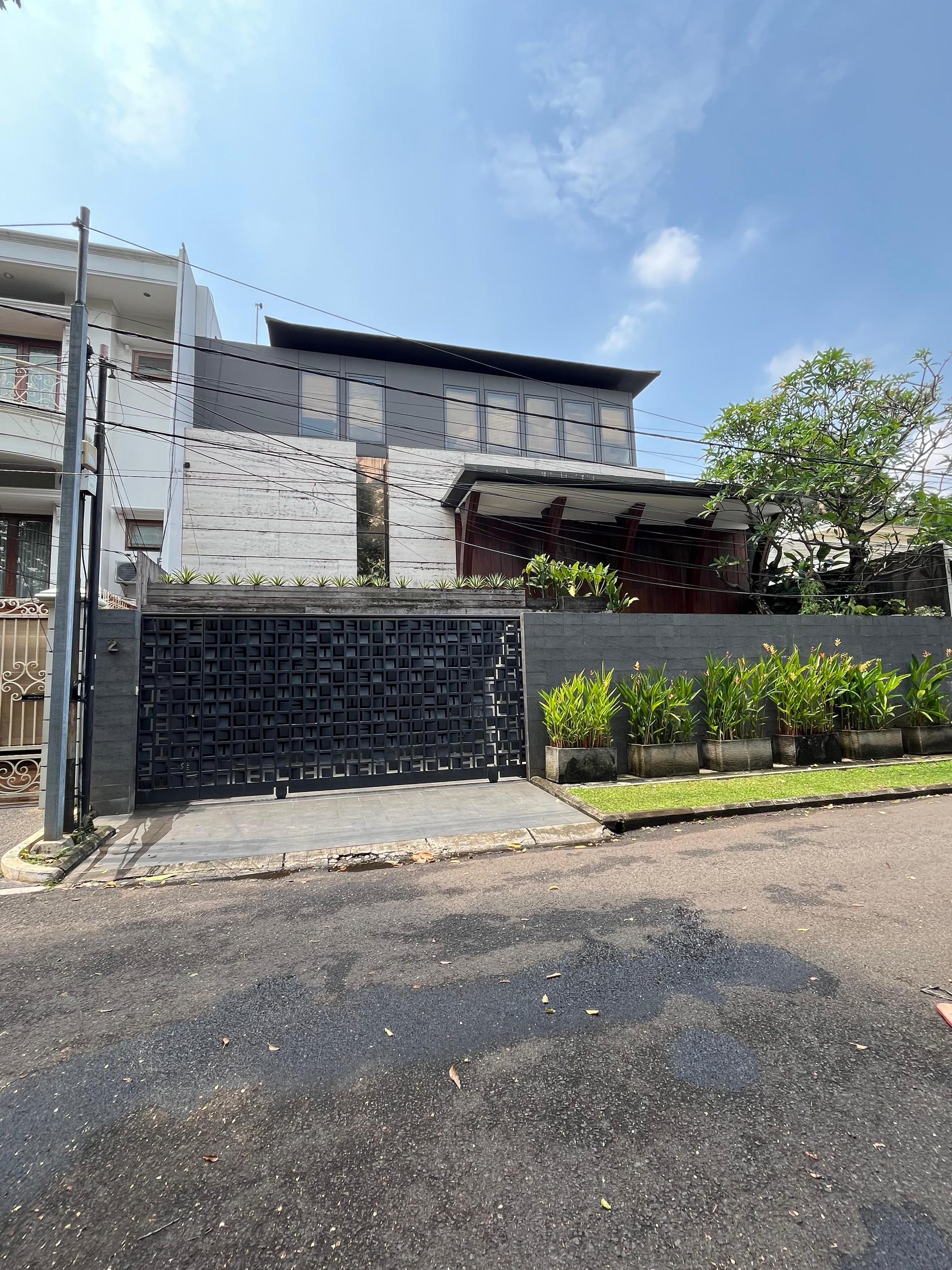 Rumah siap huni depan taman di kebayoran baru