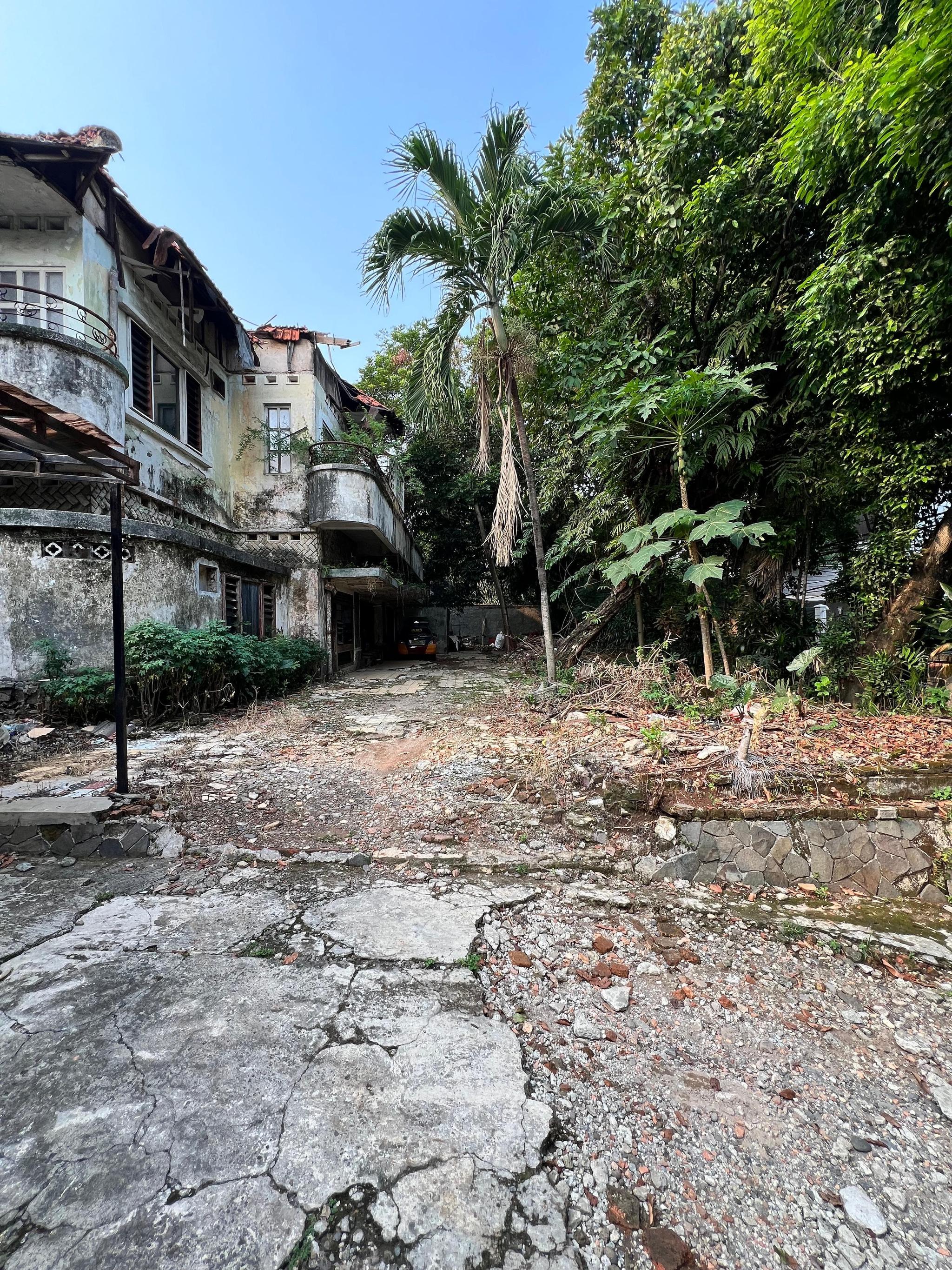 Rumah tua hitung tanah hadap timur kebayoran baru